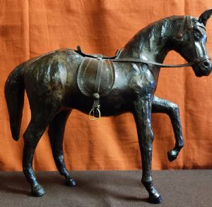 statuetta cavallo in cuoio